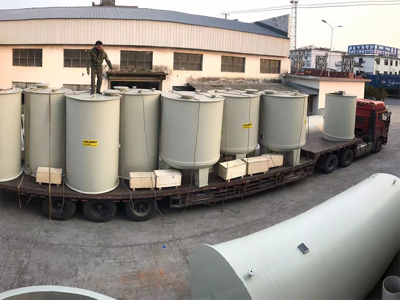 發往江蘇無錫某公司的大型PP儲罐和PP攪拌罐