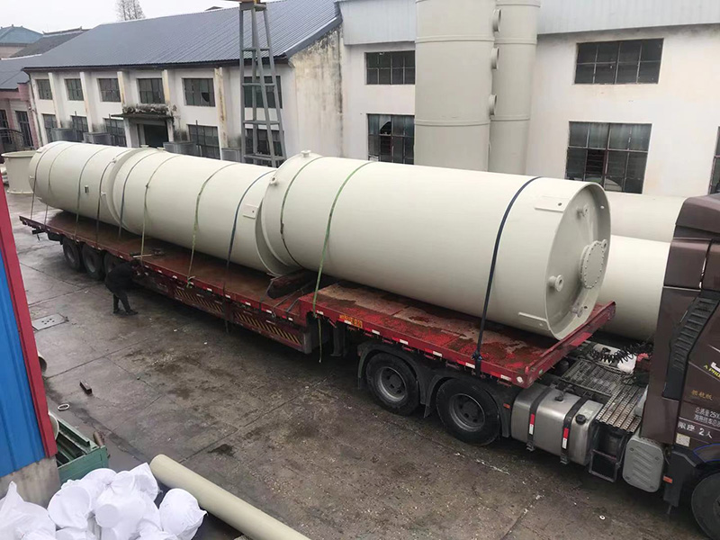 發往湖北武漢的PP立式儲罐出貨中